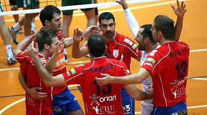 Ακάθεκτος ο Φοίνικας Σύρου