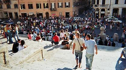 Το πολιτικό σύστημα «ξοδεύει» 1 εκατ. ευρώ την ώρα