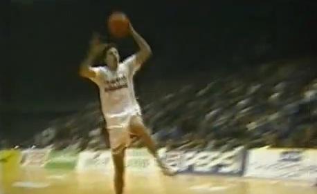 Ο Κούκοτς καρφώνει από τις βολές (video)