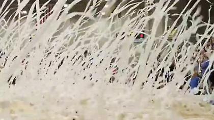 Τι δουλειά έχουν τα χαρτιά τουαλέτας στο παρκέ; (video)