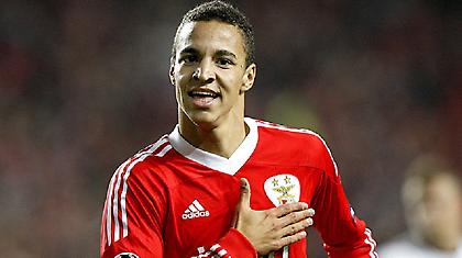 Πρώτη, αλλά με… συγκάτοικο!