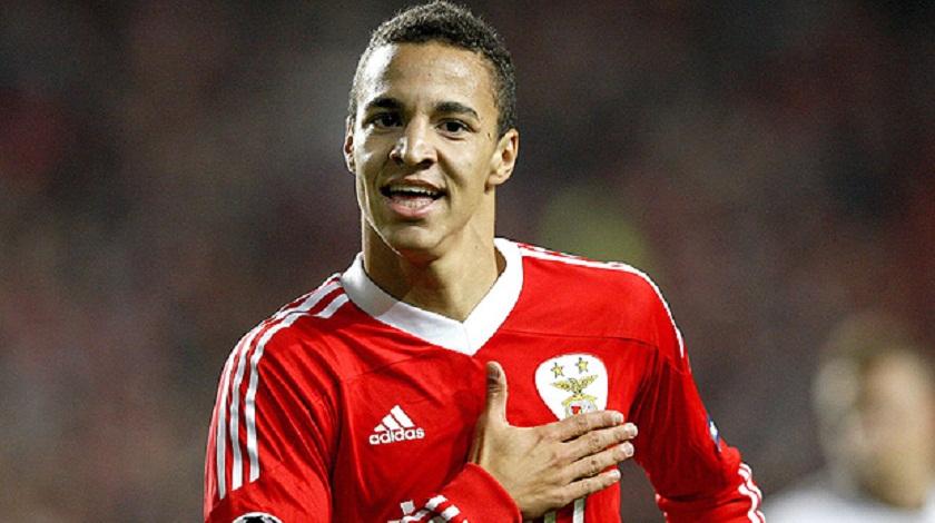 Πρώτη, αλλά με… συγκάτοικο!