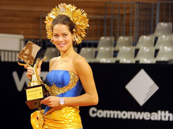 «Βασίλισσα» και... εορτάζουσα στο Μπαλί