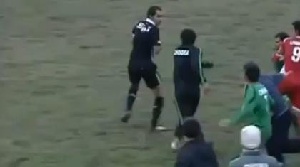 Μόνος του και όλοι τους (video)