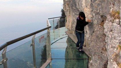 Ο γυάλινος διάδρομος του τρόμου