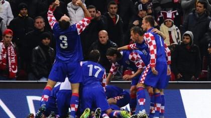 Τρεις λαλούν και δυο χορεύουν!