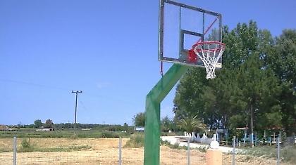 Παραλίγο να του κοπεί το κεφάλι σε κάρφωμα