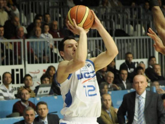 Σαρωτική Καντού, γουρλής ο Λίνος