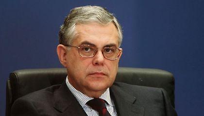 Ανοίγει τα χαρτιά του