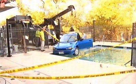 Έριξε το αμάξι στην πισίνα του γείτονα(video)