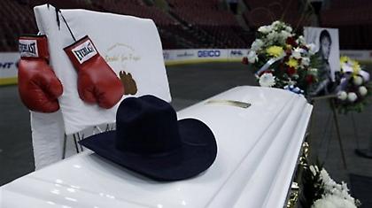 O Άλι αποχαιρέτησε τον Φρέιζερ (video)