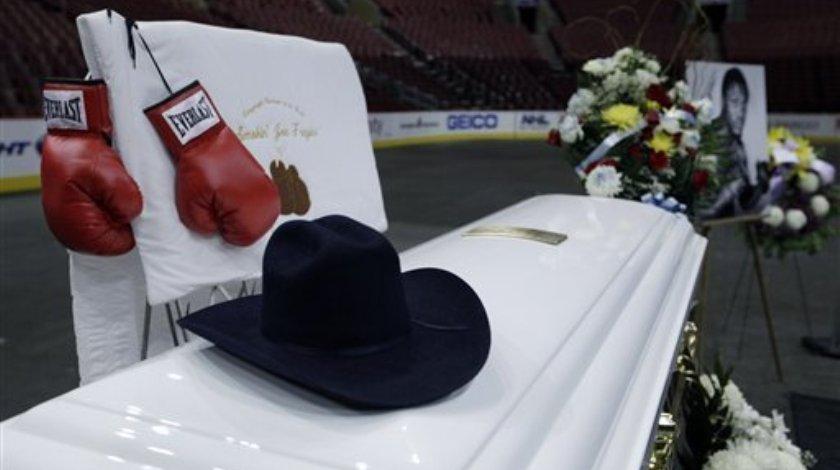 O Άλι αποχαιρέτησε τον Φρέιζερ (video)