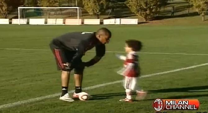 Φιγουρατζής, σαν τον μπαμπά του (video)