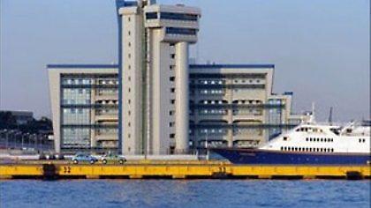 Έξωση στους πολιτικούς υπάλληλους του Ναυτιλίας