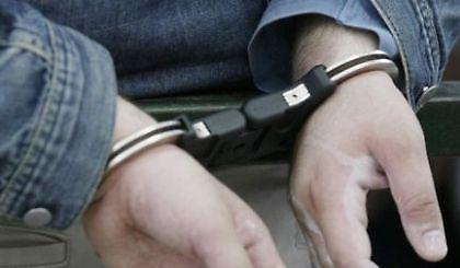 Χειροπέδες για τα χρέη!