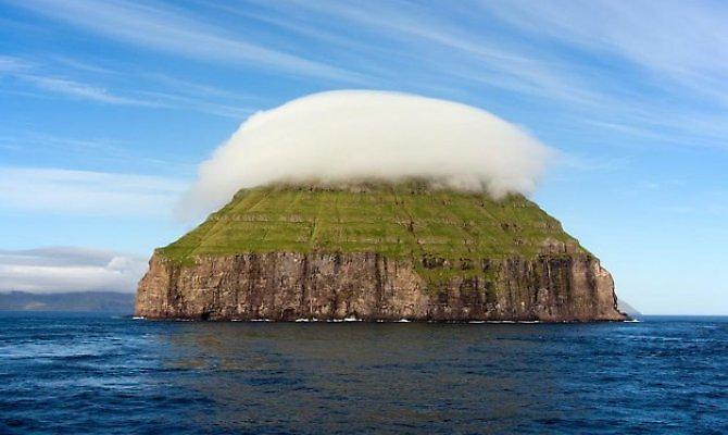 Ένα σύννεφο συνεχώς από πάνω τους!