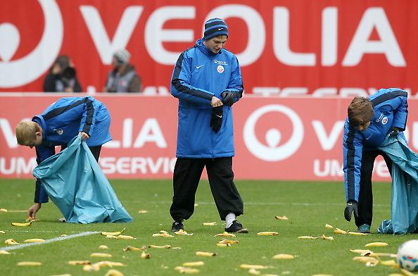 Βροχή από μπανάνες και φωτοβολίδες (pics)