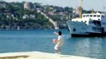 Έβαλε καλάθι σε φουγάρο πλοίου (video)