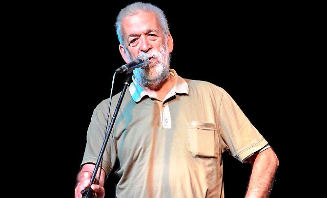 «Συχνάζεις στο μικρό καφέ…»