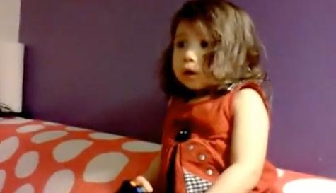 Τρίχρoνο κοριτσάκι τα βάζει με video game