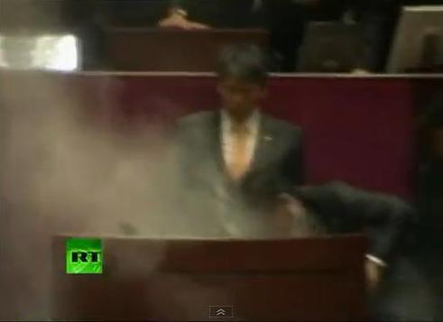 Βουλευτής πέταξε δακρυγόνο μέσα στη Βουλή(vid)