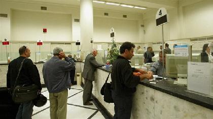 Πουλάνε δάνεια σε ξένους για μετρητά οι τράπεζες