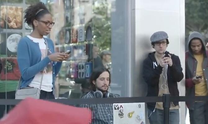 H Samsung κάνει πλάκα στους οπαδούς της Apple