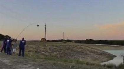 Έβαλαν καλάθι με καλάμι ψαρέματος (video)