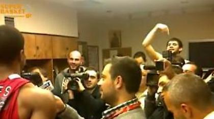 Άνω κάτω τα αποδυτήρια του Ολυμπιακού (video)