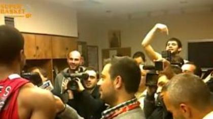 Άνω κάτω τα αποδυτήρια του Ολυμπιακού (video)