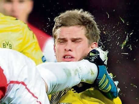 Νοκ άουτ και ο Μπέντερ στη Ντόρτμουντ
