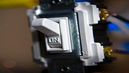 Μπορεί κανείς ν’ ανάψει το φως;