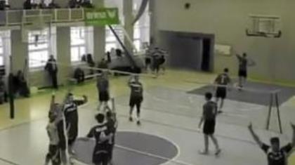 Έβαλαν καλάθι σε αγώνα βόλεϊ (video)