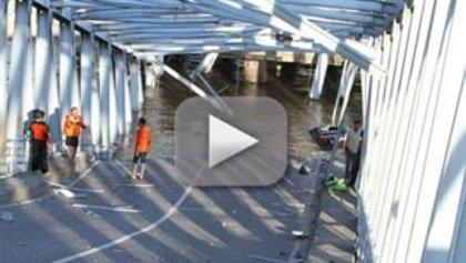 Φονική πτώση γέφυρας 720 μέτρων στην Ινδονησία