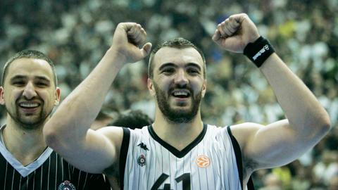 «Νίκολα, μείνε»