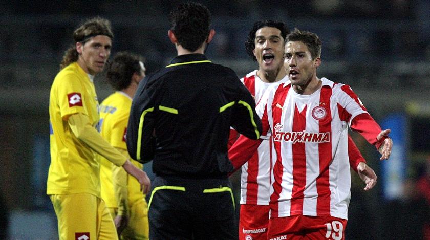 Κοιτάει μπροστά…