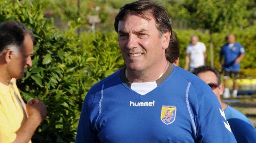 Μιλάει με τους παίκτες ο Τεννές