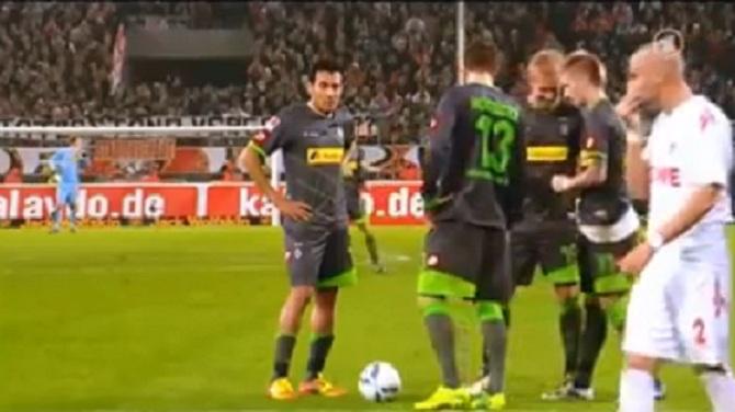 Πέτρα, ψαλίδι, χαρτί για ένα φάουλ (video)