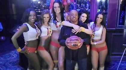 Ο πρώην ΝΒΑer που προπονεί την ομάδα του στριπτιζάδικου (Video)