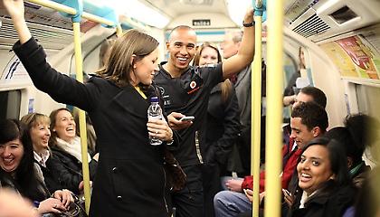 Ο Χάμιλτον δείχνει το δρόμο!