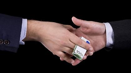 Είμαστε διεφθαρμένοι και μας πήρανε χαμπάρι...