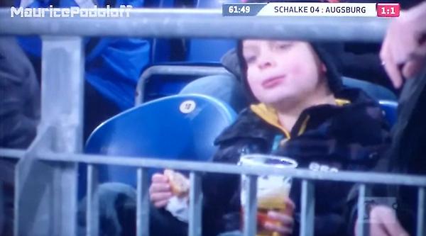 Το’ τσουξε ο μικρός (video)