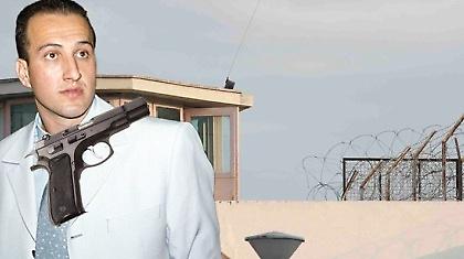 Ο βαρυποινίτης Βλαστός κρατάει ομήρους