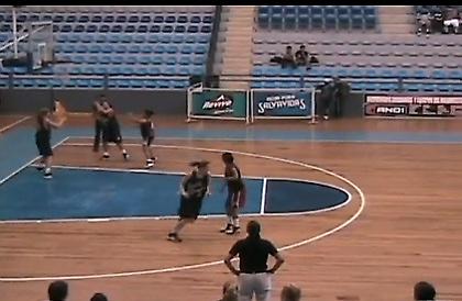 Απίστευτο ανάποδο καλάθι (video)