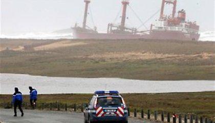 Καράβι βγήκε στη στεριά