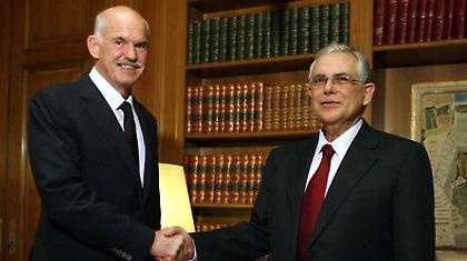 Η τρόικα έφυγε, τα Χριστούγεννα έρχονται