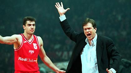 Ο Ιωαννίδης πετάει μπουκάλι στον Σιγάλα! (video)