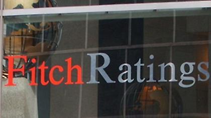 Νέο μπαράζ υποβαθμίσεων από τη Fitch