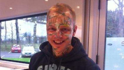 Πήγε για… αντίο και έφυγε ζωγραφισμένος!