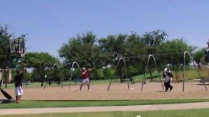 Στην παιδική χαρά μπορείς να βάλεις απίθανα καλάθια (video)